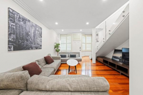 Stylish 3BR House with parking & ICC&Darling Harbour-8 mins walk, Sydney